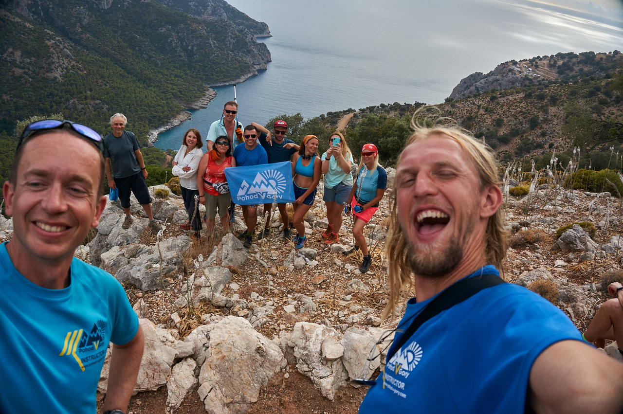 Гиды с группой на центральной Ликийке: переход в поселок Гей