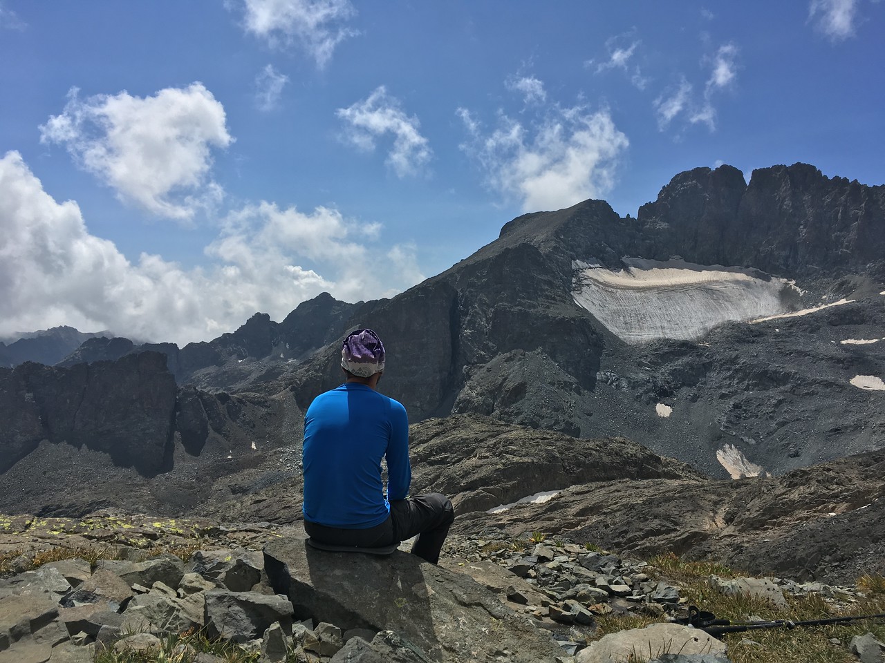 Турист смотрит на Качкар