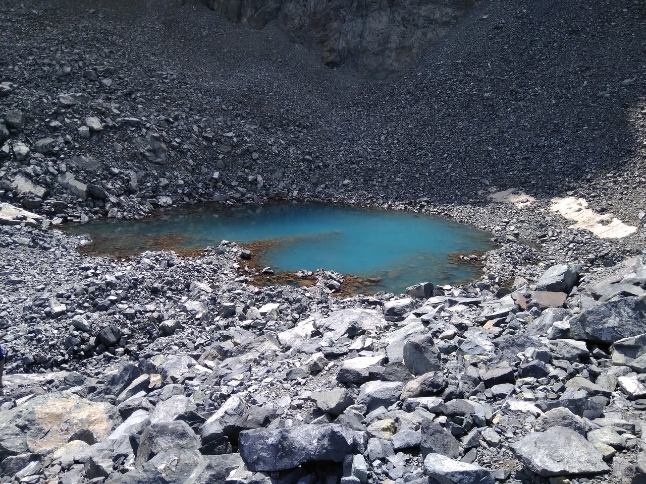 Безымянное озеро в горах