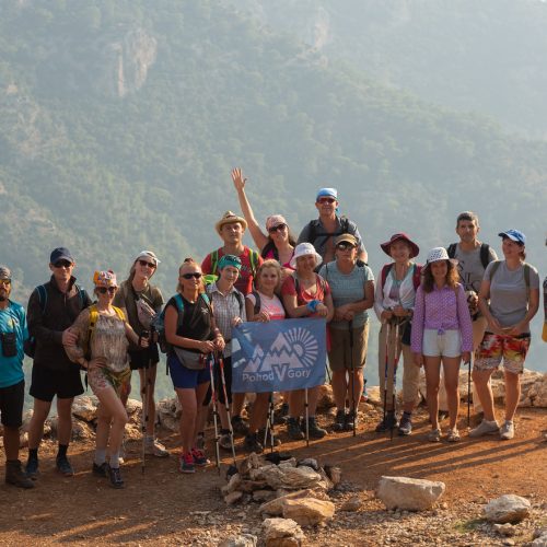 Группа туристов в походе по Ликийской тропе без рюкзаков