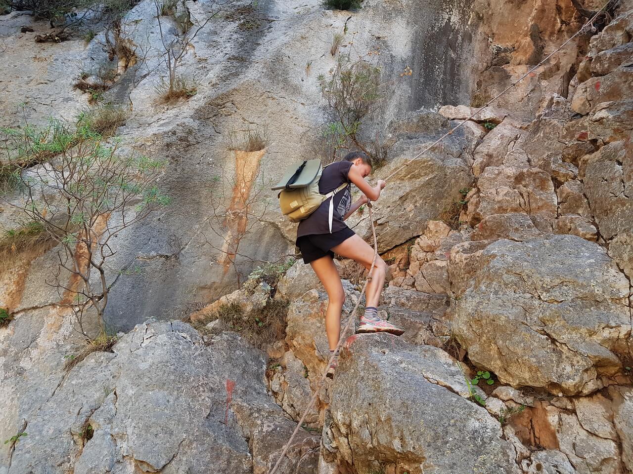 Спуск в Бухту по веревкам