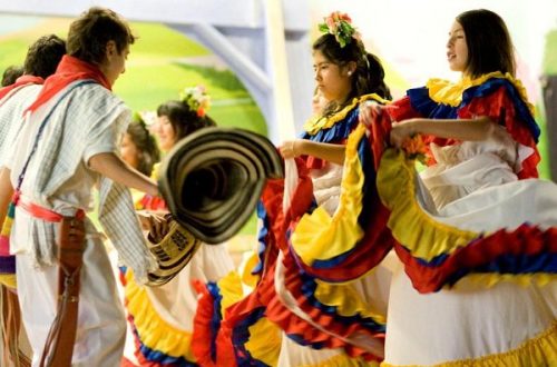 Уличные танцоры в Колумбии
