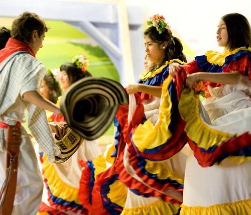 Вуличні танцюристи в Колумбії