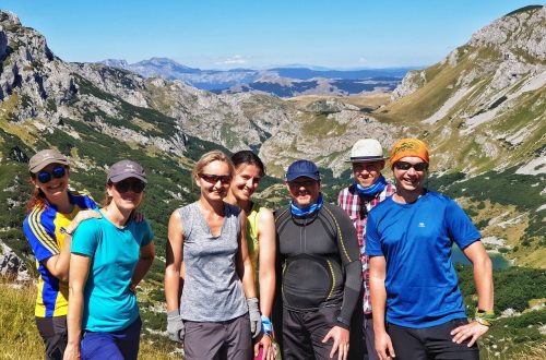 Група на треку в горах Чорногорії