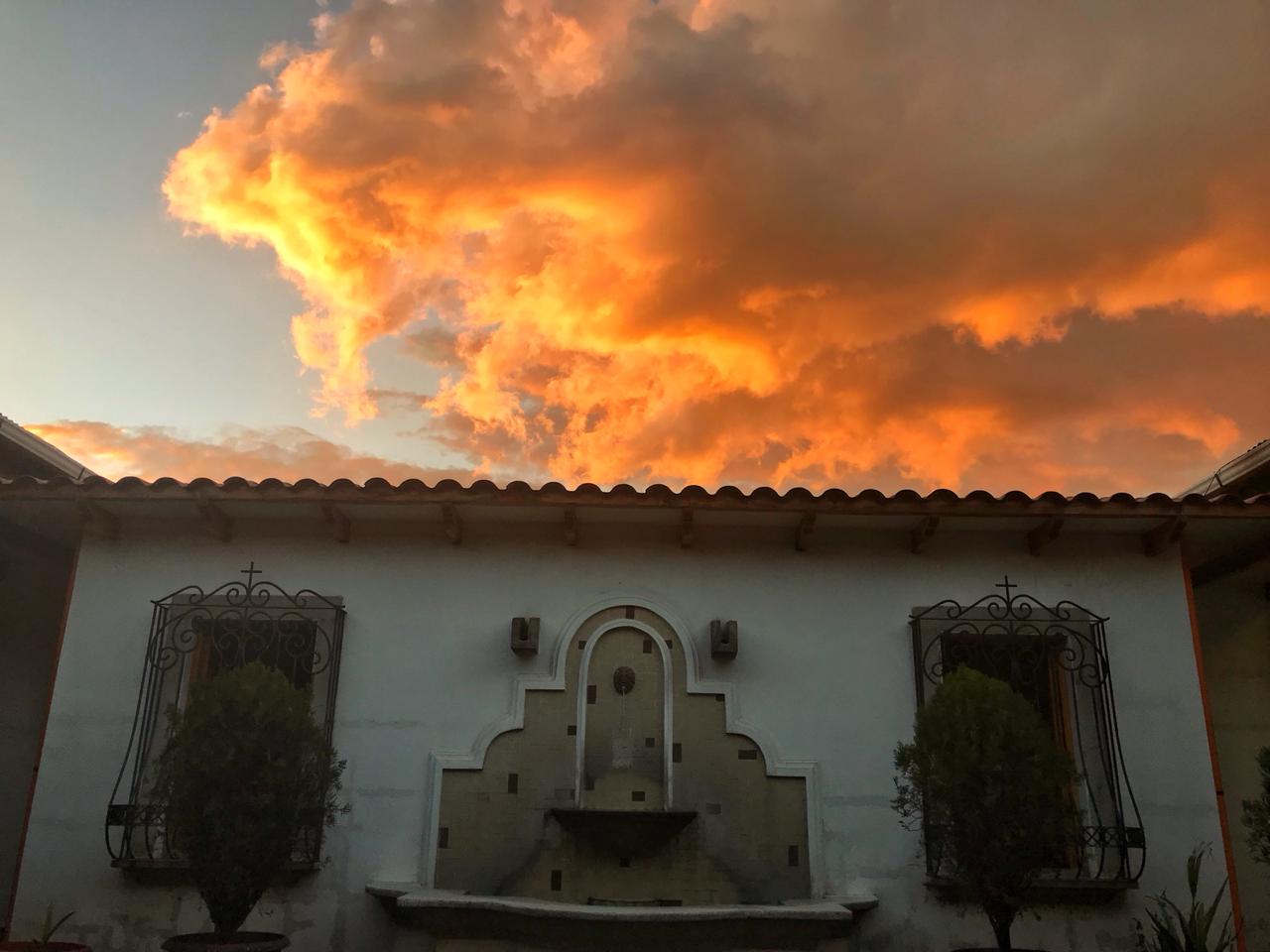 Закат в городке Флорес