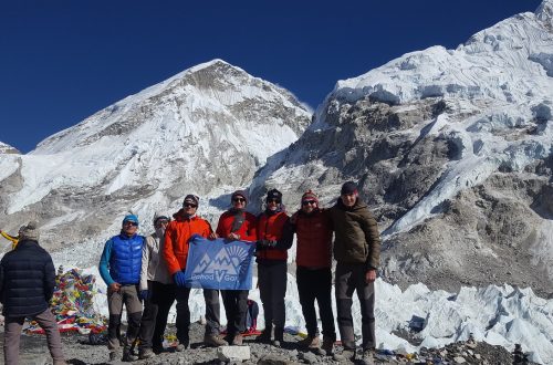 Туристы клуба Pohod V Gory в базовом лагере Эвереста