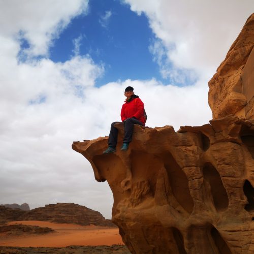 Турист в пустелі Ваді Рам