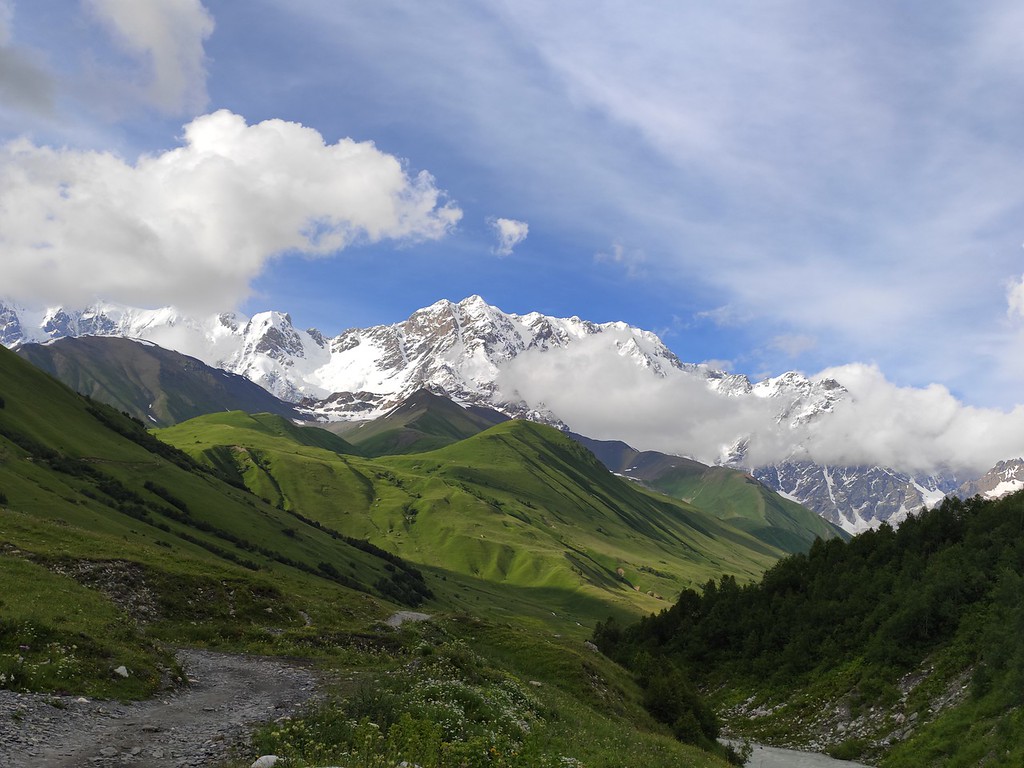 Фото самой высокой горы Грузии - Шхары с Адиши