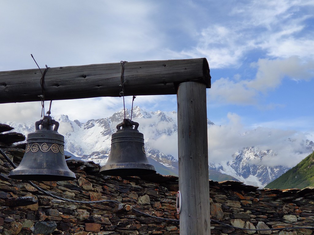 Церковь в Адиши с видом на Шхару