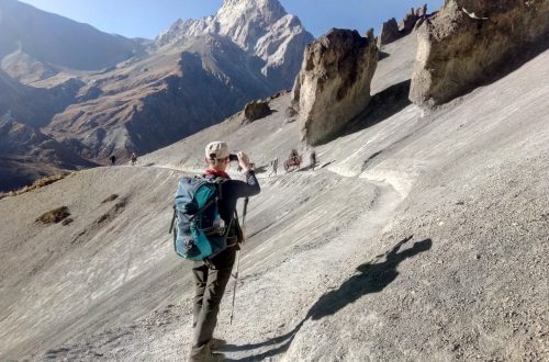 Скалы в Непале на треке