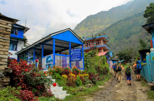 Старт маршрута в Гималаях