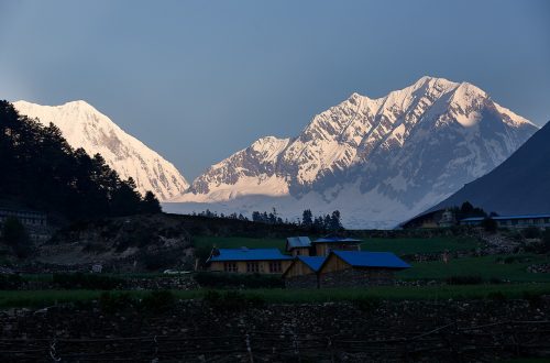 Фото горы Манаслу из деревушки Ло