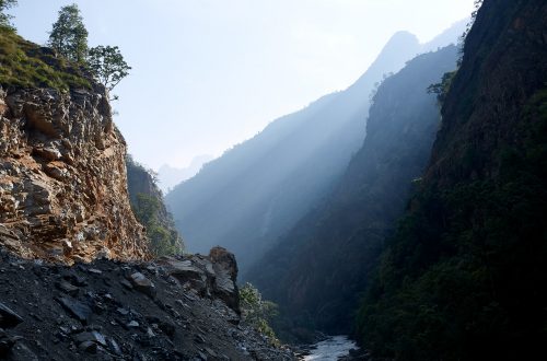 Захід сонця в ущелині в Непалі