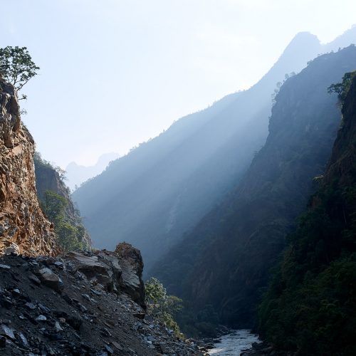 Захід сонця в ущелині в Непалі