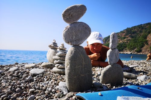 Туристка на пляжі в Туреччині