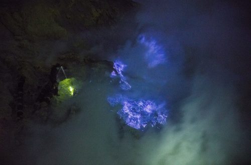 Синяя лава Иджена в Индонезии