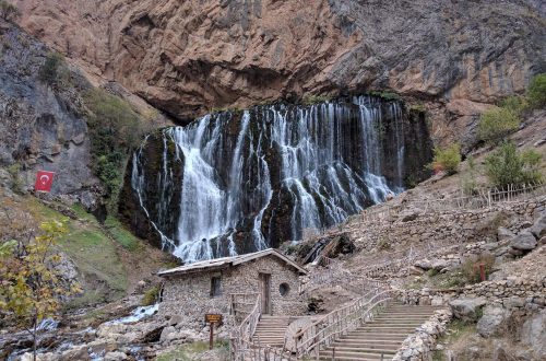 Каскадный водопад Капузбаши и мельница