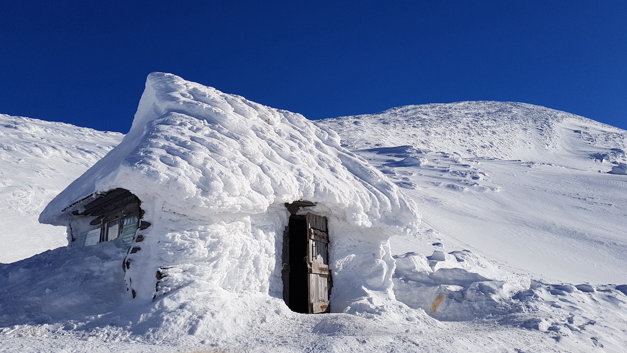 Зимний домик на склоне
