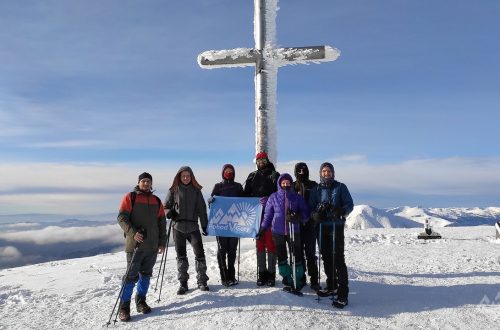 Группа туристов на вершине Говерлы зимой
