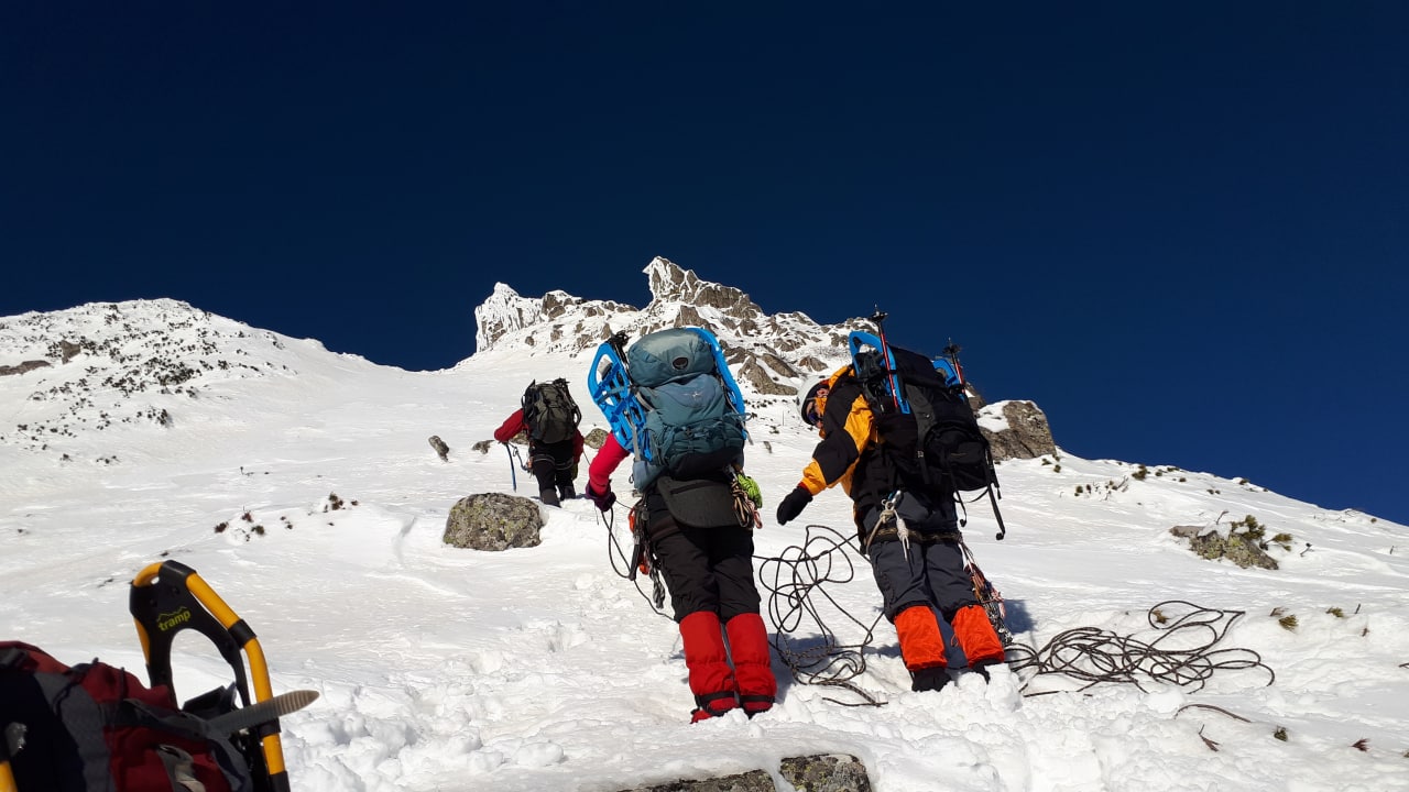 навчання альпіністів в зимових Карпатах