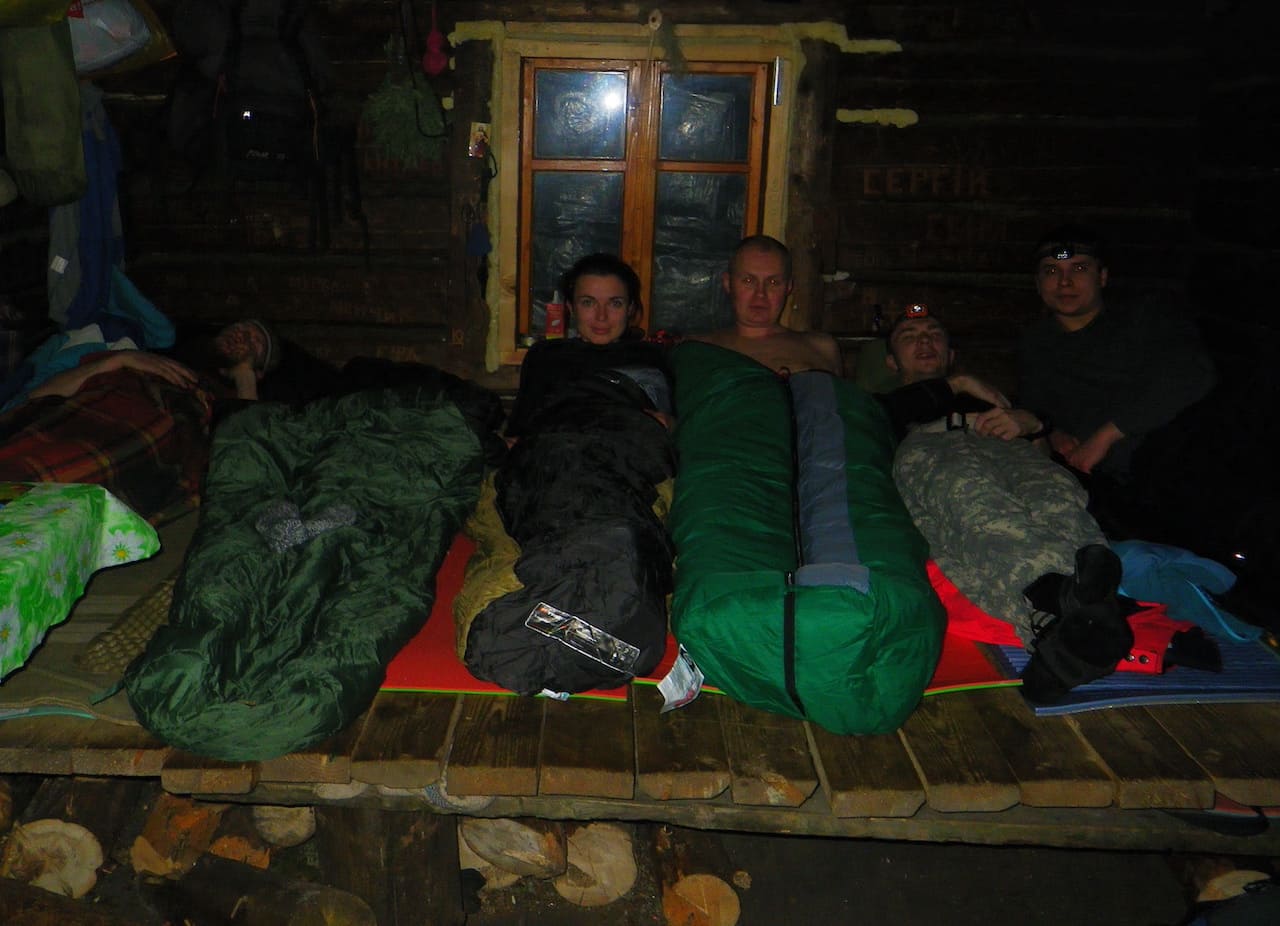 в колибі зимою