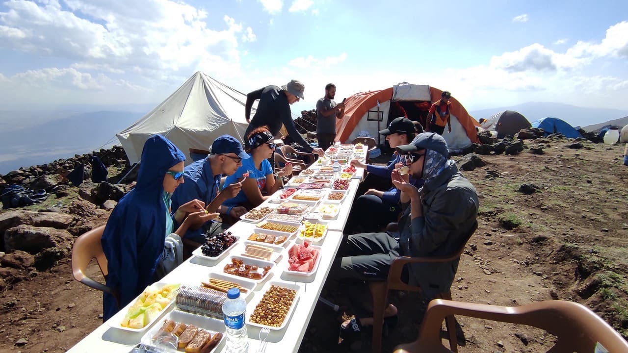 ÑÐµÑ€Ð²Ñ–Ñ Ñ…Ð°Ñ€Ñ‡ÑƒÐ²Ð°Ð½Ð½Ñ Ð¿Ñ€Ð¸ ÑÑ…Ð¾Ð´Ð¶ÐµÐ½Ð½Ñ Ð½Ð° гору Ðрарат