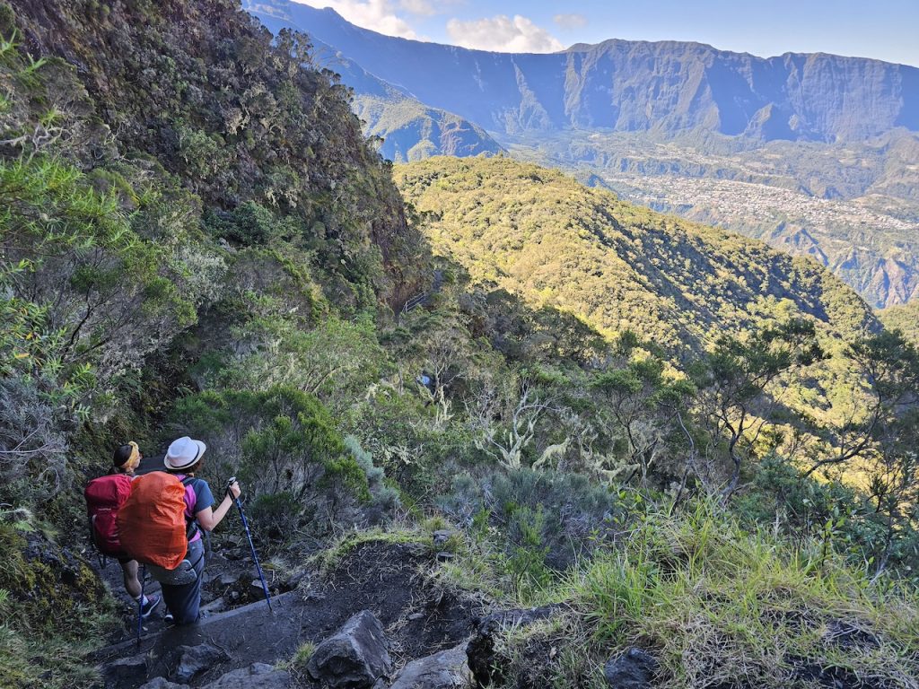 Спуск з перевалу Col du Taïbit, на горизонті видно місто Сілаос