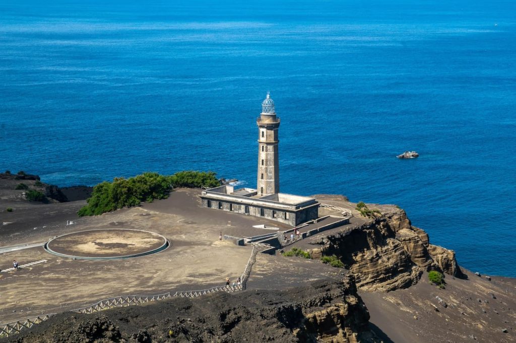 Маяк Капеліньюш - Ponta dos Capelinhos на острові Фаял. Трекінг тур на Азорських островах