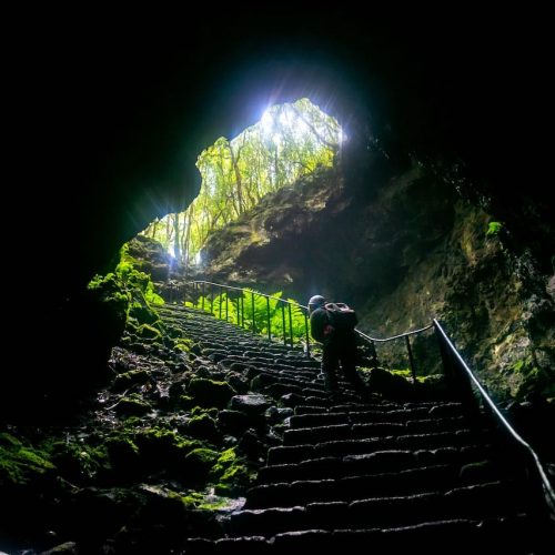 Лавовая пещера на острове Пику