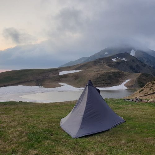 палатка на озере Виндерел