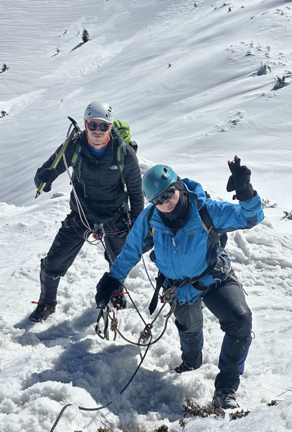 альпинисты поднимаются на Гутин-Томнатик