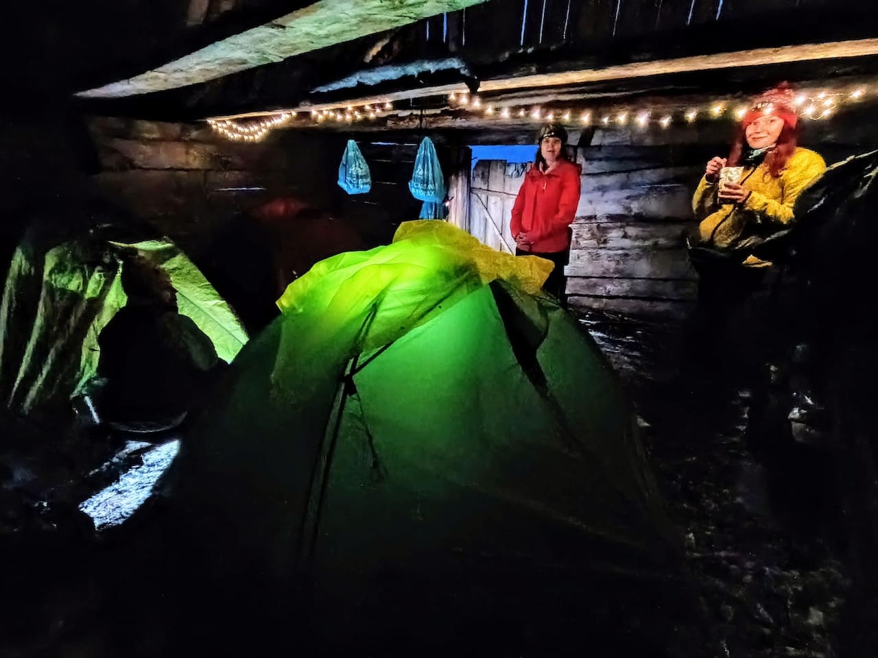 Палатки в хижине